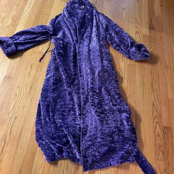 Delicate gorgeous purple crushed velvet look poly. Large - Picture 15 of 15